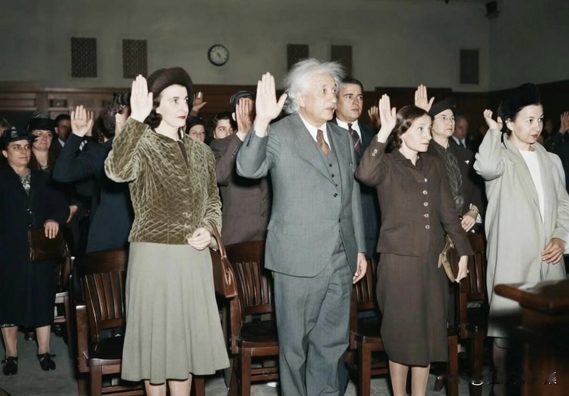 1940年10月1日，阿尔伯特·爱因斯坦（中）在美国新泽西州特伦顿法院宣誓加入美