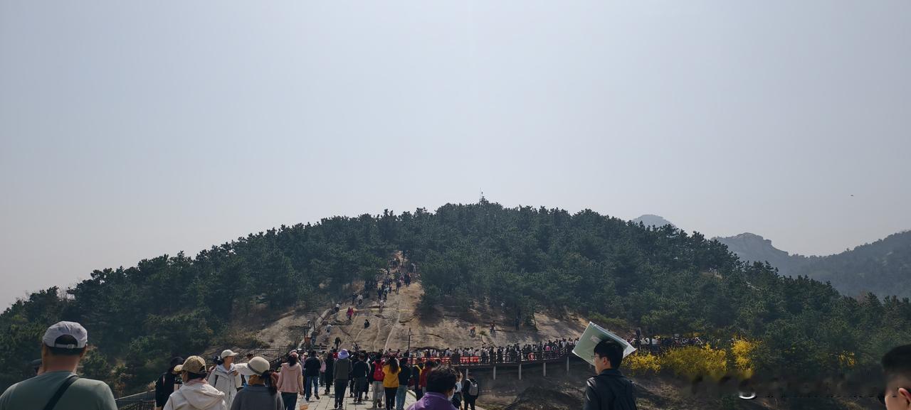 别在那儿自我感动式加班了，你那是廉价劳动，不是职业前途！

今天下班在门口瞧见个