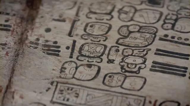 1562年7月，尤卡坦半岛的玛尼镇广场上，一堆篝火烧了整整一天。
 
烧的不是柴