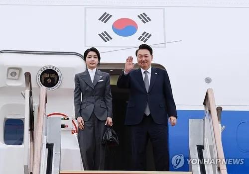 尹锡悦民调好评率仅17%！妻子金建希竟然是罪魁祸首！
11月8日，民调机构韩国盖