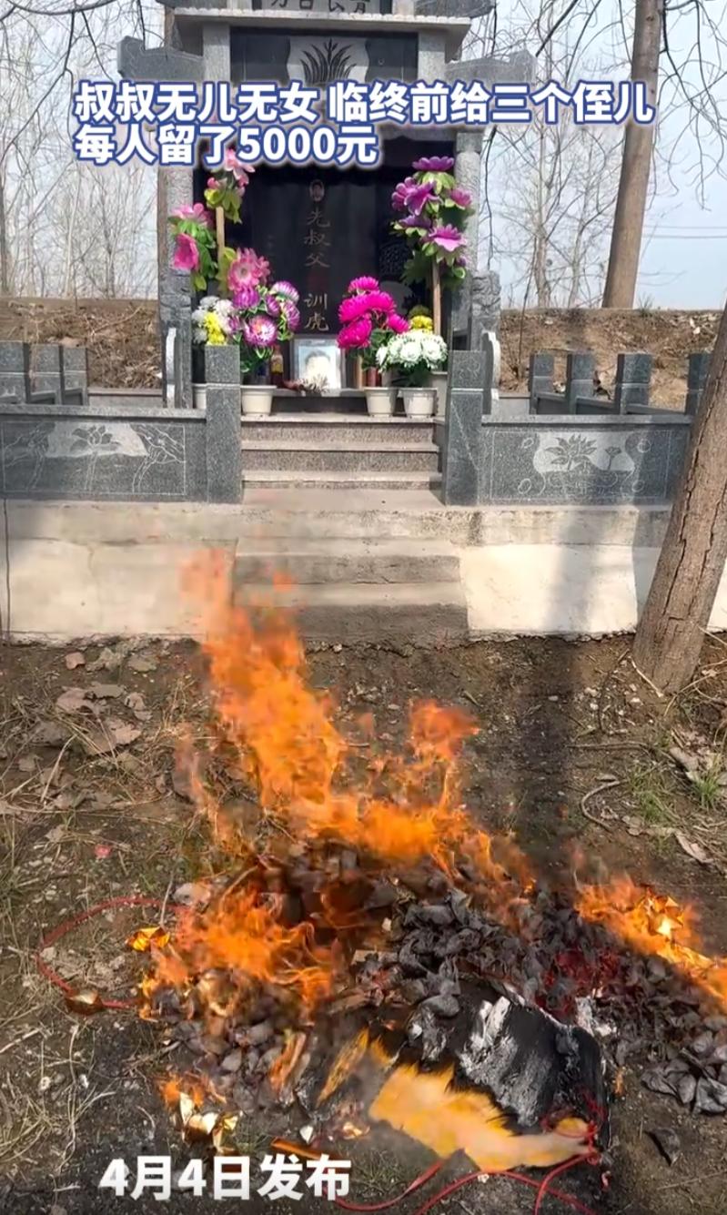 看哭了！男子生前无儿无女，在临终前，他拿出15000块钱分给三个侄儿，而侄子并没