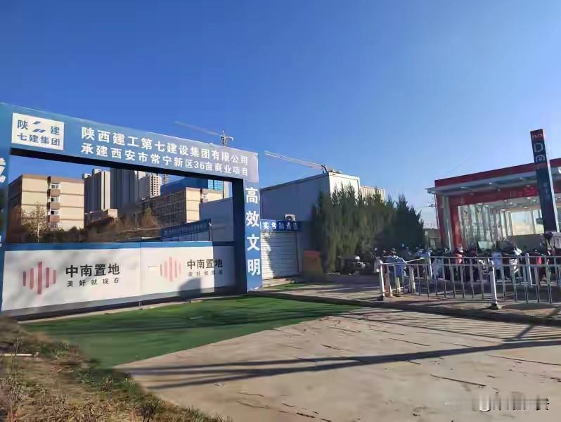 在长安区常宁宫D口附近，中南常宁里项目，命运多舛，自从2022年建设，不到一年，