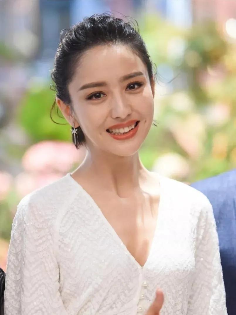 佟丽娅出生在新疆的一个艺术世家，父母均从事艺术教育。因此，她从小就对艺术充满了热
