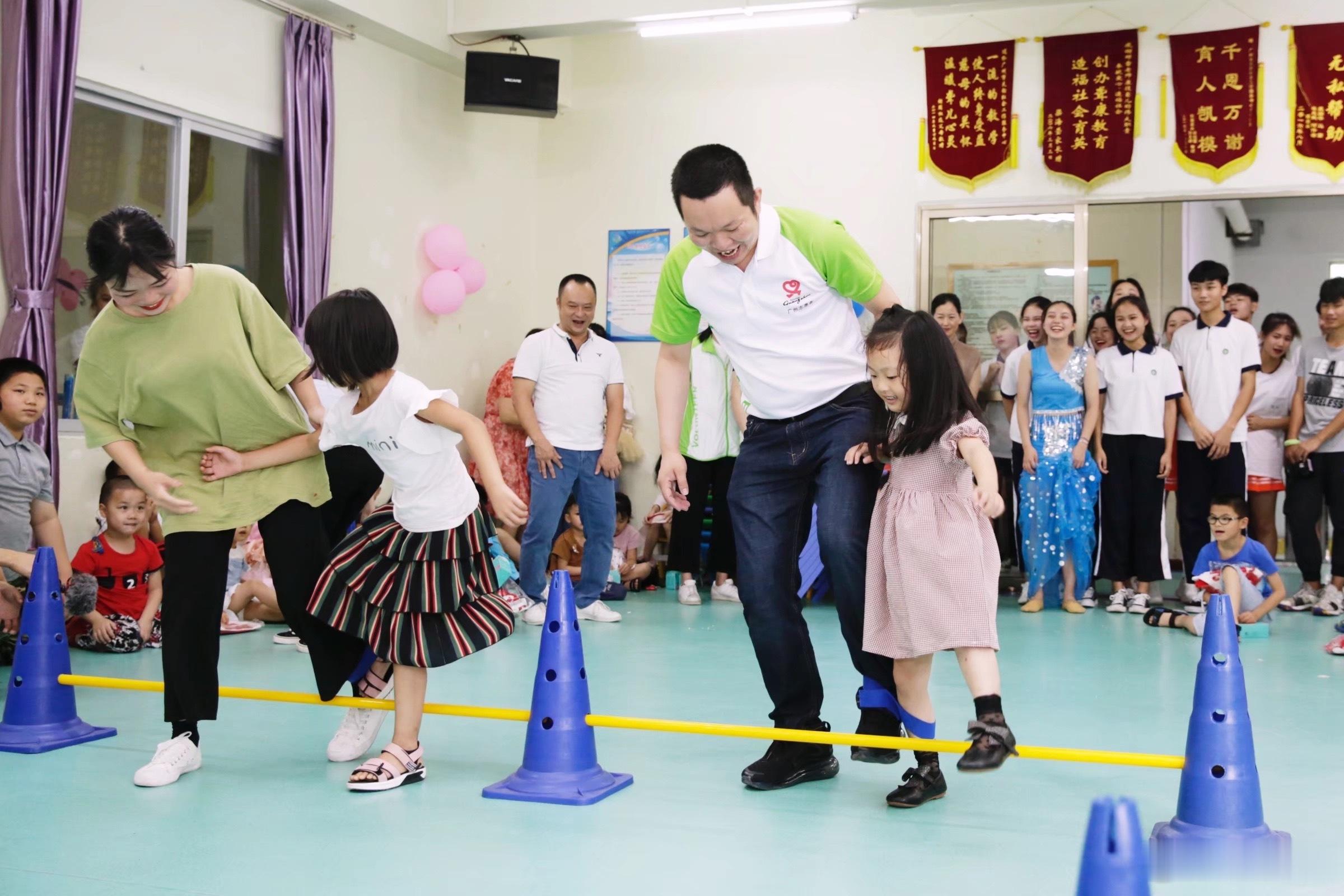 看见公益 很多人问我做公益苦不苦？其实我从不觉得是在“坚持”，因为热爱本身就是一