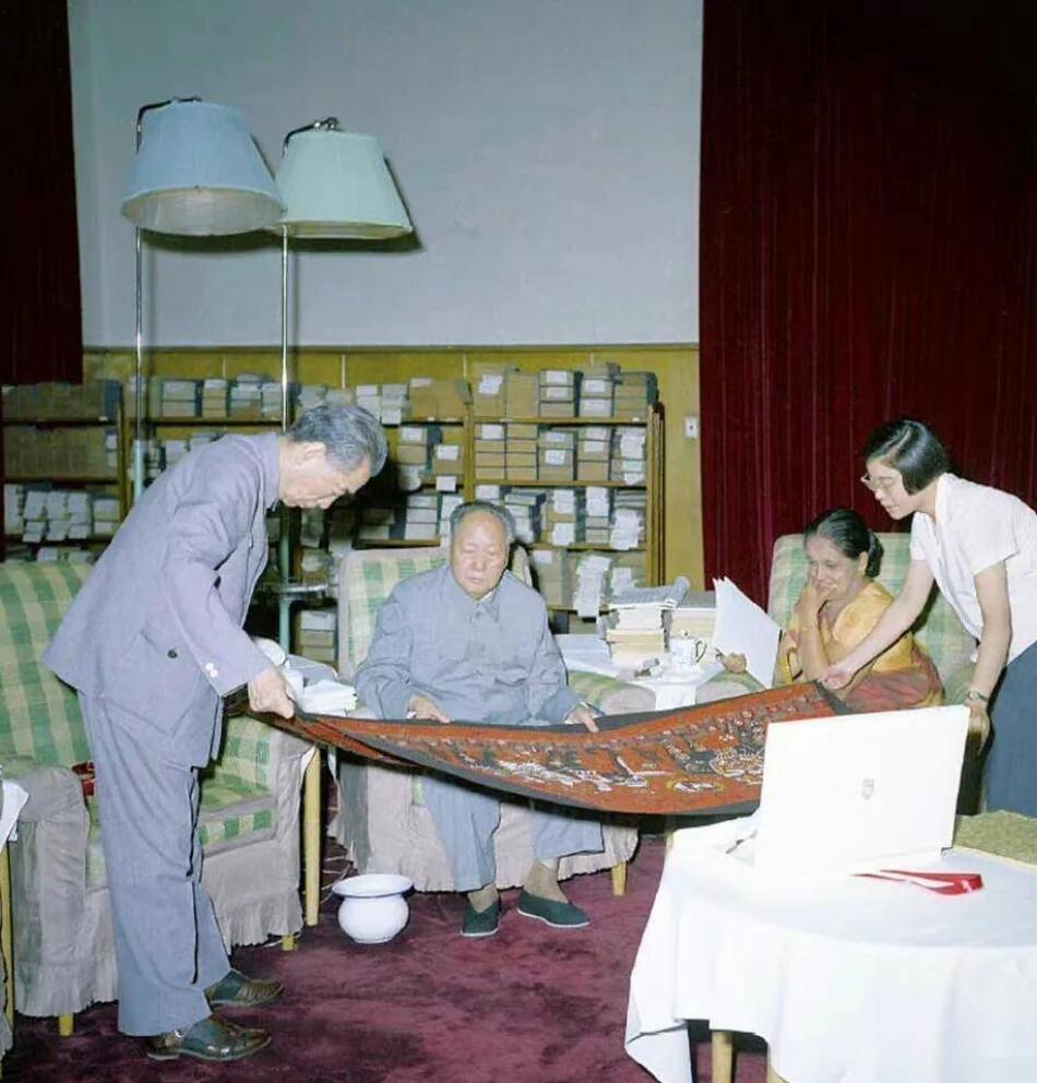 这是1972年6月28日，毛主席和周总理在游泳池书房里会见外宾时的一张珍贵留影。