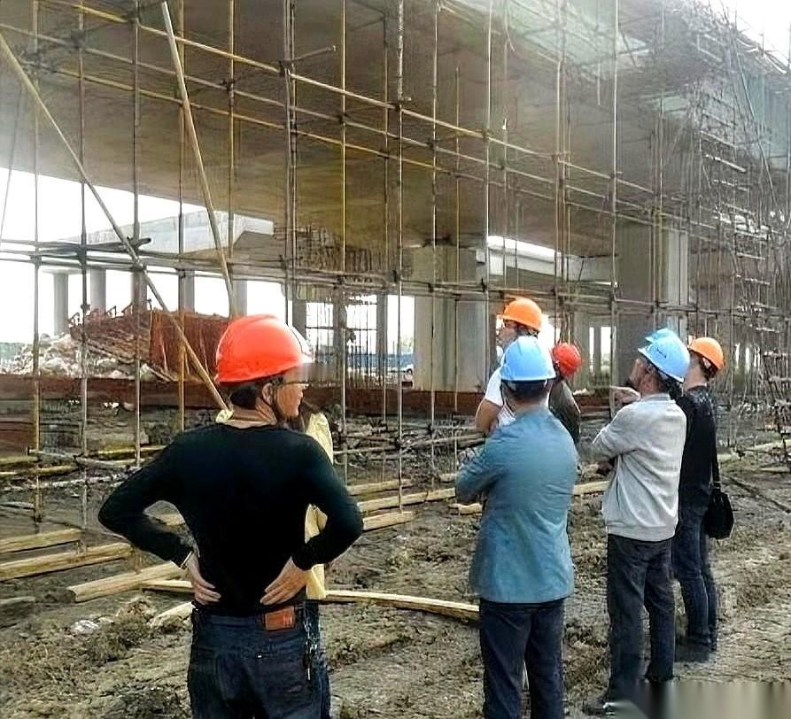 工地上最颠覆认知的一件事，就是那个穿着反光背心、满身泥浆的钢筋工，一天能揣兜里4