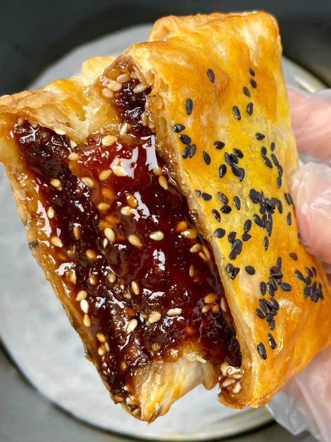 感谢网友	…我被全家夸了!!	
这个红糖饼巨好吃!!香甜可口，里面的红糖还流心呢