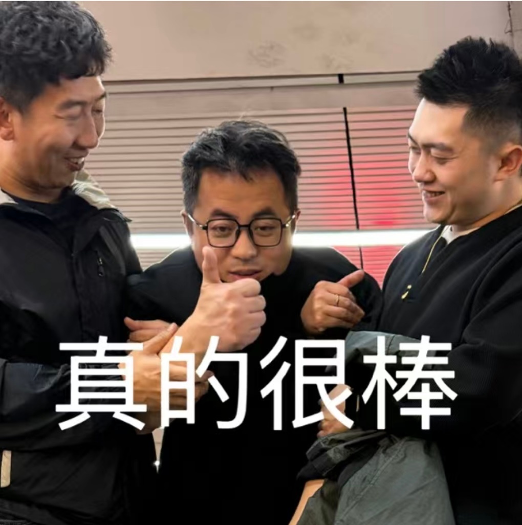 今天健身房两个二十几岁的小伙子结伴力量训练，啊啊啊啊大呼小叫拼尽全力。我跟着他们