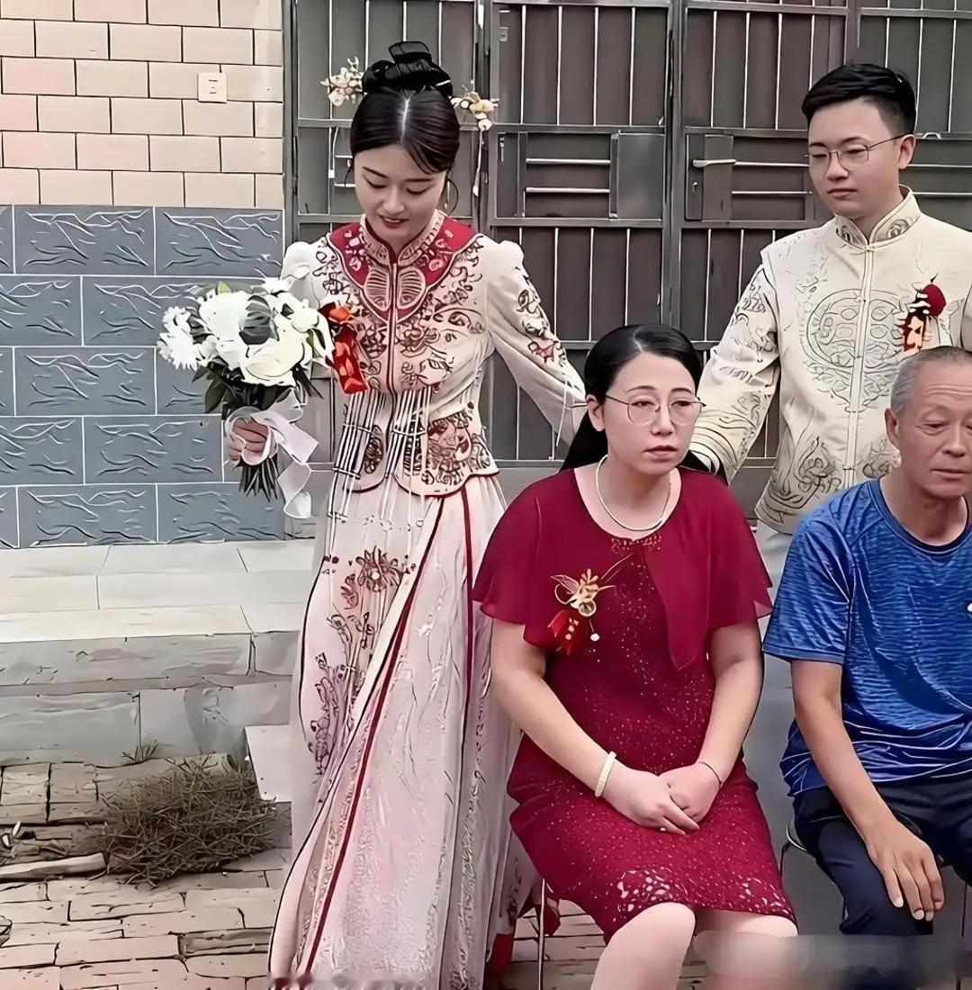 婚礼现场看着有点揪心！新娘眉眼含笑满心欢喜，可一旁婆家众人神情凝重，全程看不到一