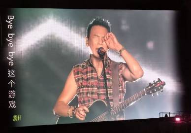 陶喆一场演唱会流了一升的汗哥，你的演唱会简直是一场汗水的盛宴，边唱边擦汗的样子特