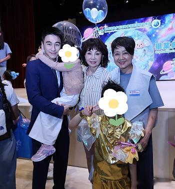 何猷君真的太忙了，婚礼结束后便参加儿子的幼儿园毕业典礼，现场还有一位知名歌手，看