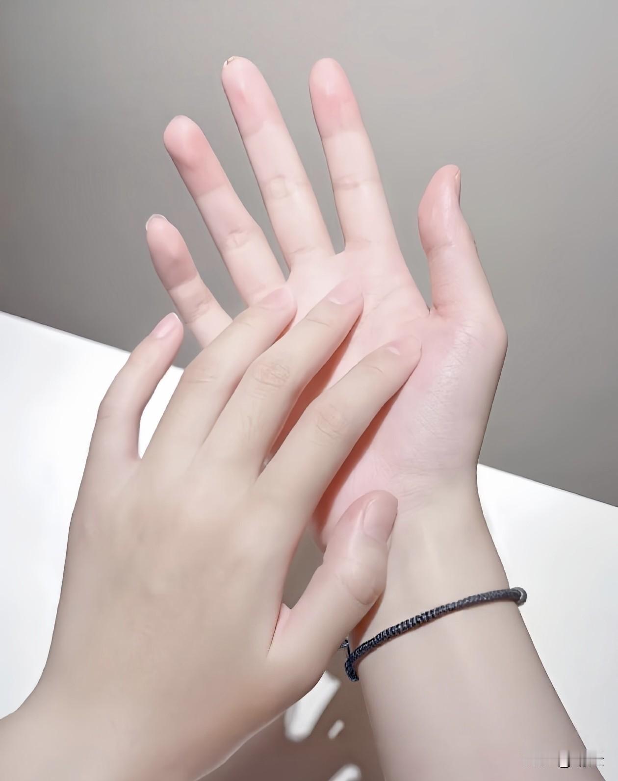 纤纤玉手，轻抚心弦。