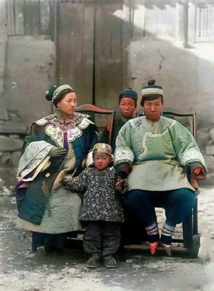 据说这是清朝某大户人家正妻与偏房的合照，你能分辨出谁是正妻、谁是偏房吗？ 