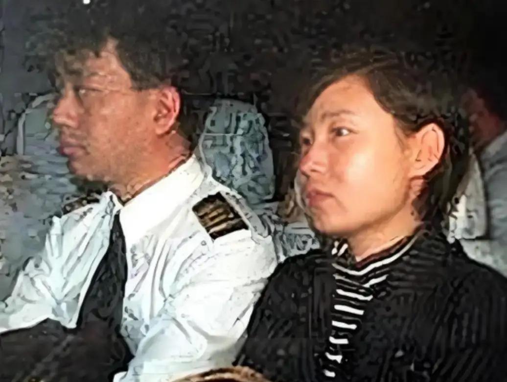 1998年，国航机长袁斌只因为不满分房制度，携带着妻子，驾驶载有95名乘客的飞机