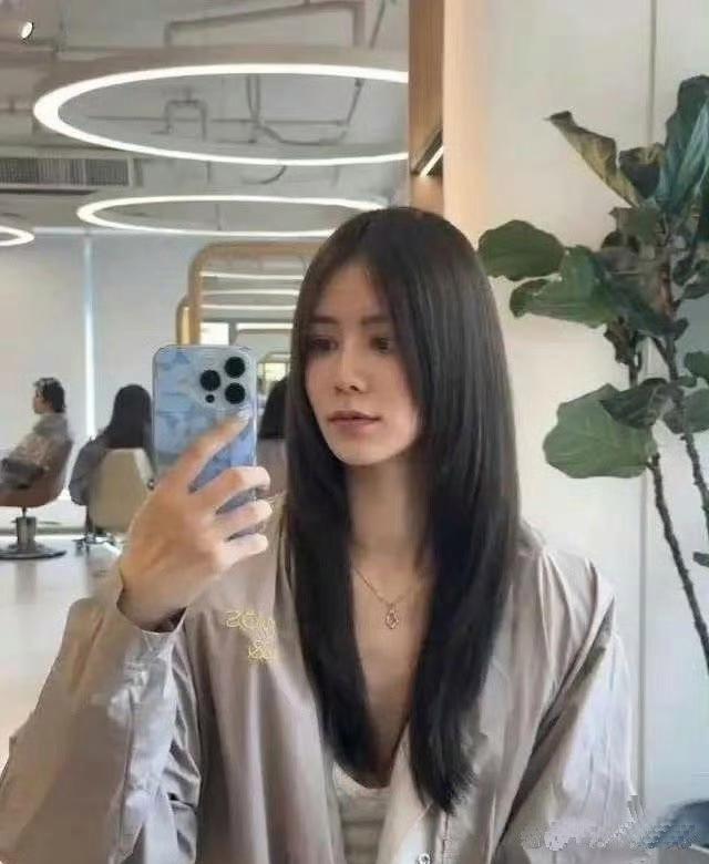林峰的妻子换了新发型，网友都说漂亮，不再土气了 ​​​