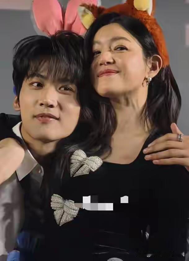 陈妍希和周柯宇线下撒糖，一脸娇气的宛如少女，42岁和23岁竟然毫无违和感。但一旁