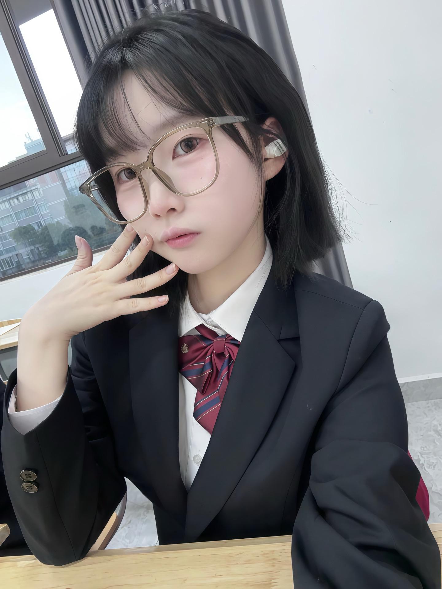 那晚你跟我聊到凌晨，我以为你心里也有我，后来才知道你在美国大学牲