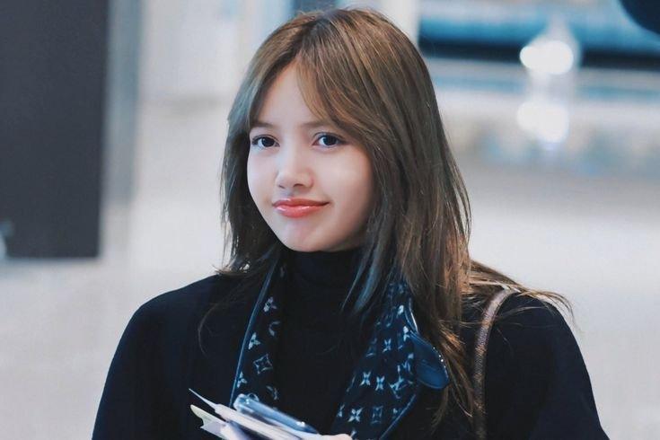 据说 Lisa 已经从泰国飞往韩国，进行下一阶段的工作。