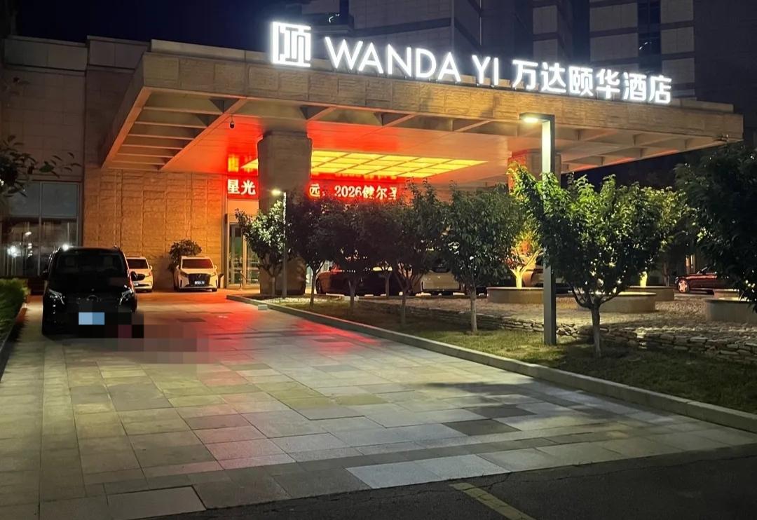 我算了一笔账，天这么热早餐不用做了，去营口最高端酒店这家去吃，吃完了跟服务员要两