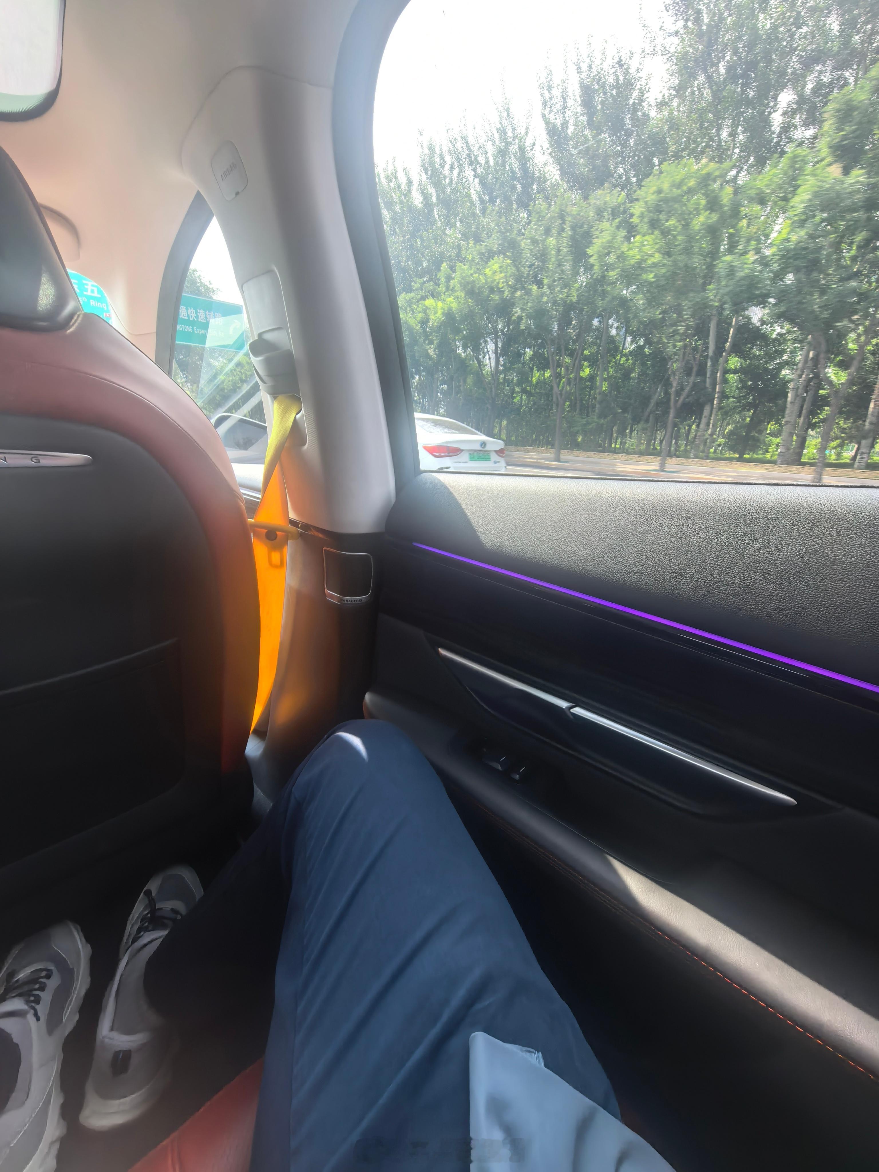 打车打到一个“老电车”，当年的底盘电池太厚，坐垫又太薄，全程大腿悬着，新能源车真