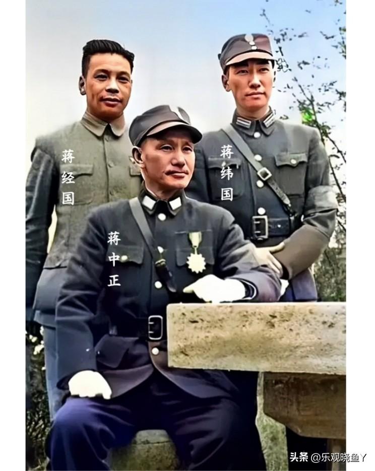 这才是1943年蒋中正与儿子蒋纬国和养子蒋纬国在重庆的真实貌相，这并非演戏，也不