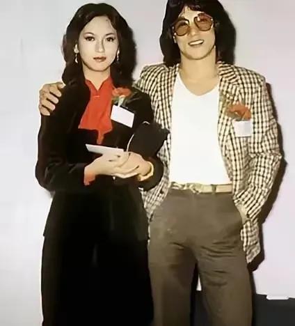 大家看，这是1981年，成龙和郑雅芝都20多岁，青春无限，魅力无限，青春真好！时