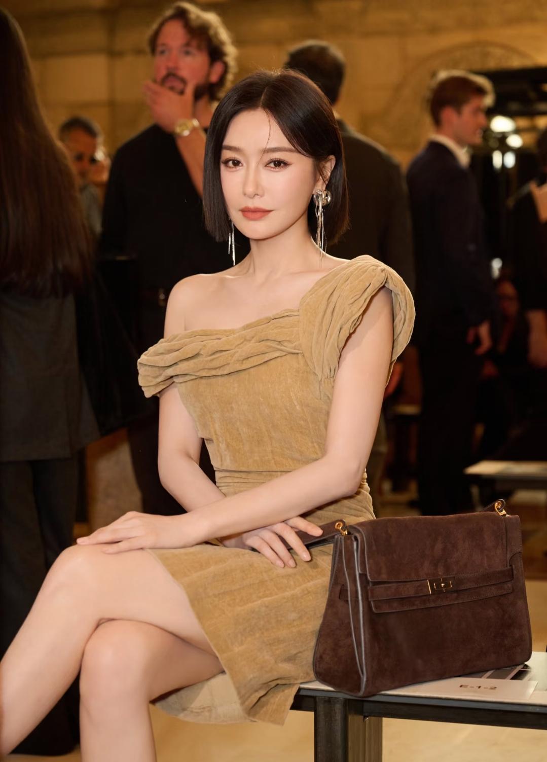 突然理解秦岚了，
47岁，不仅有实力有钱财，还有颜值身材气质，所有的心思精力都可