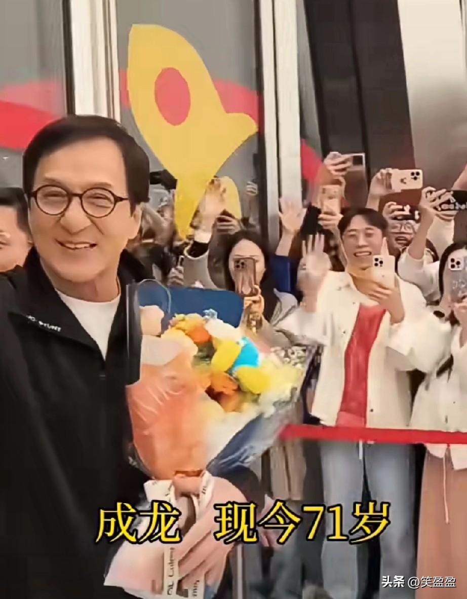 曾经撑起香港影坛半壁江山的港星男神们如今一个个都老去了，真是岁月不饶人啊！你还记