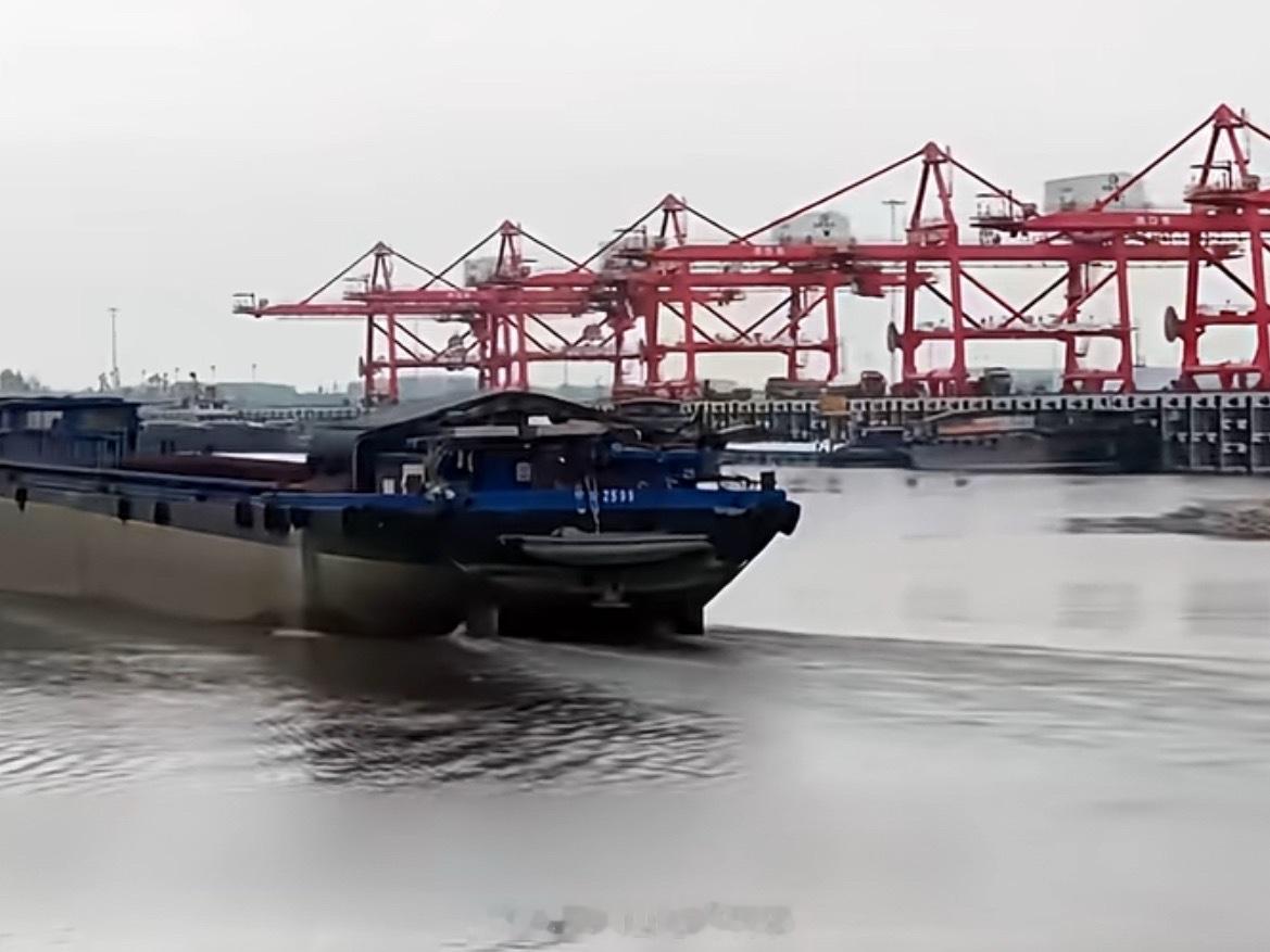 河南汽车出海再添水运新通道 近日，周口港—连云港港河海联运汽车出口精品航线开通，