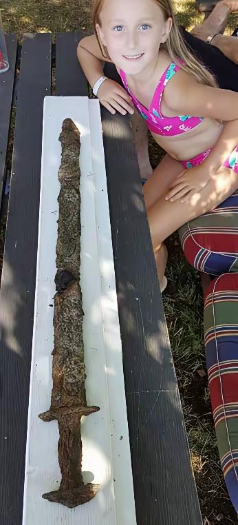 2018年，瑞典，骄阳似火，一名8岁的小女孩萨迦，在瑞典维德斯滕湖中游泳时，突然