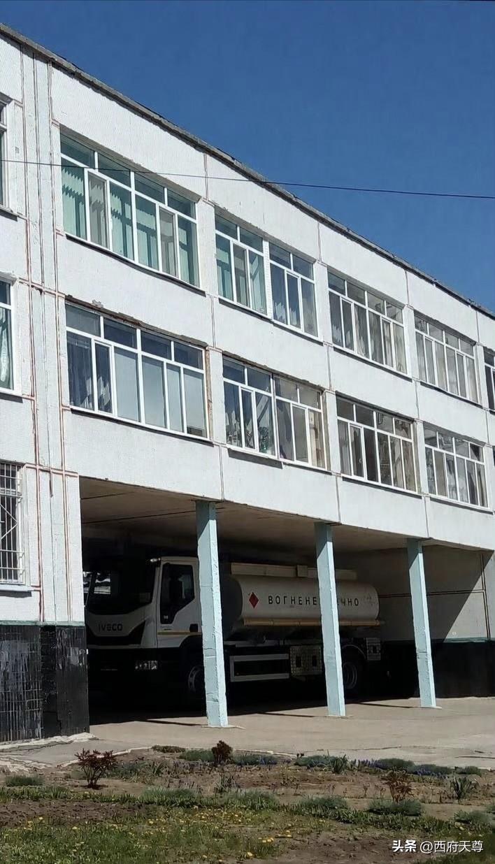 终于明白为什么俄军空袭乌克兰，乌克兰总说有民用设施被击中，而俄军则坚称，只是打击