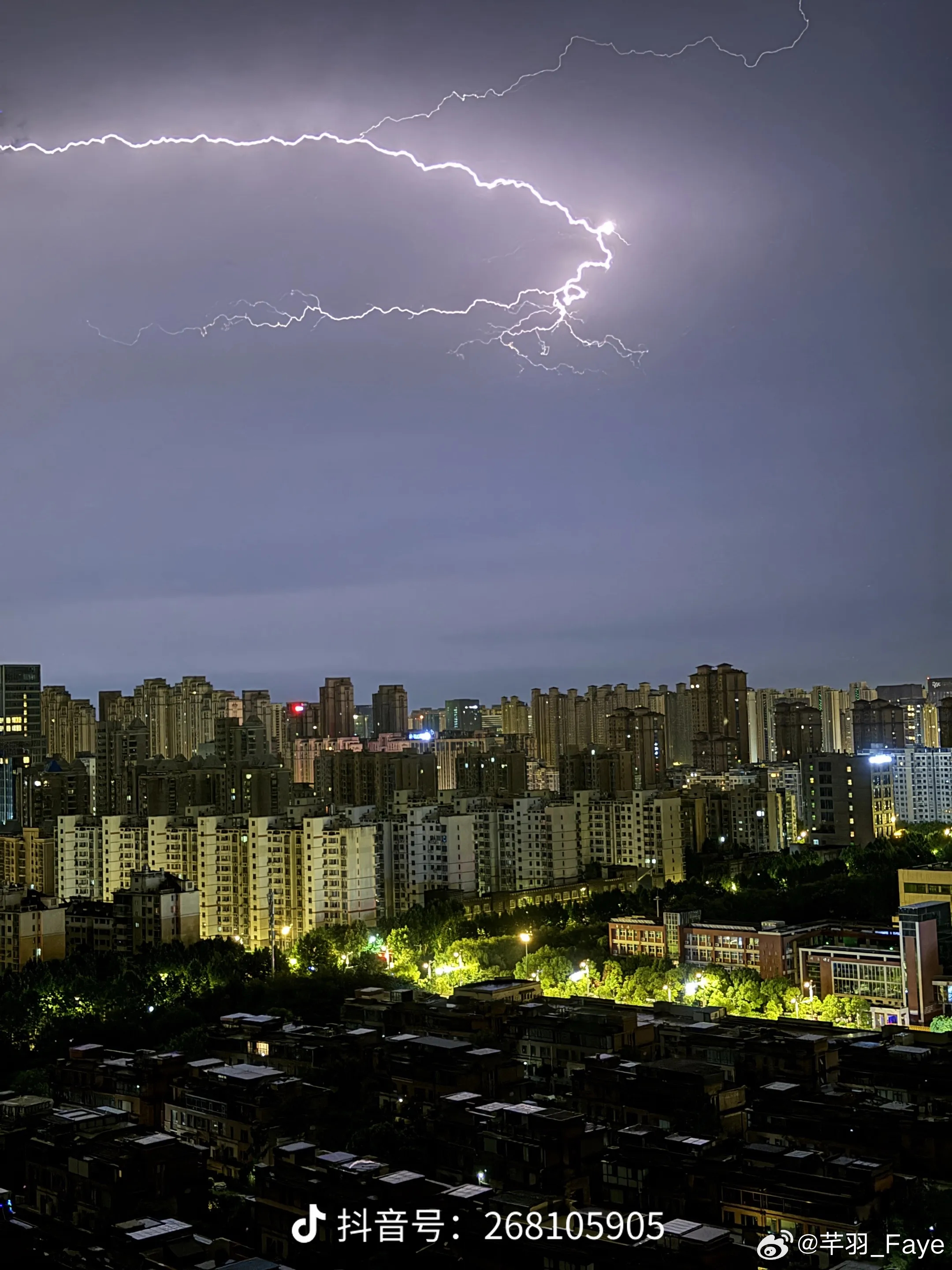 今天出门，大家都在探讨昨晚的暴雨多恐怖，都以为台风来了。据说，昨晚雷电就没消停过