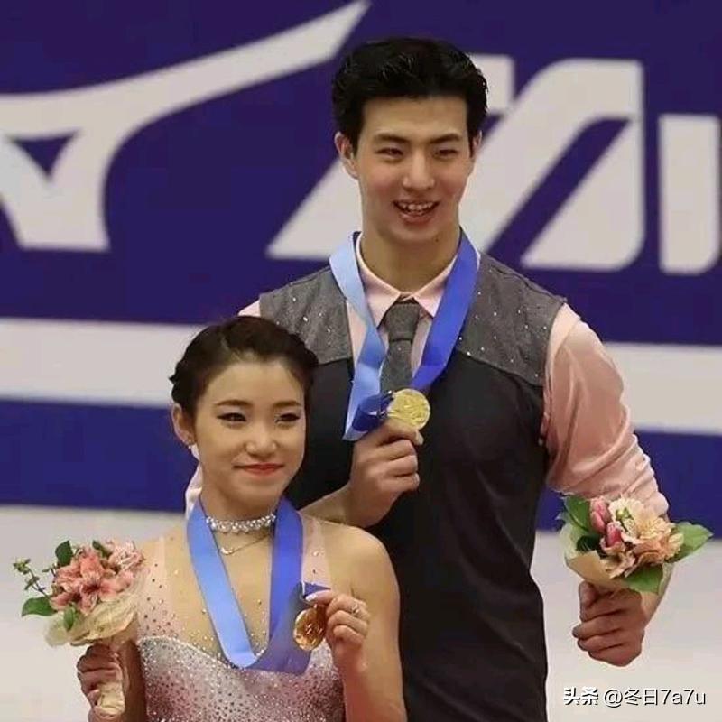 他们的滑行流畅如诗，每一个托举、旋转都充满了默契与力量感，把冰舞的唯美与浪漫展现