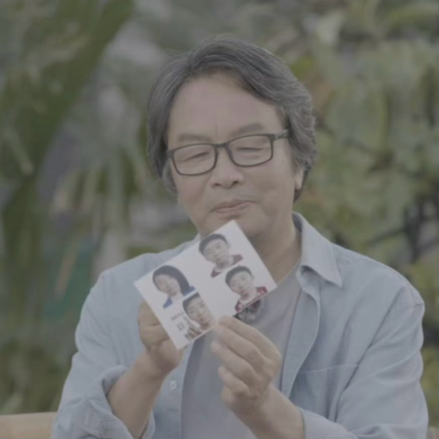 刘震云点评杨迪经典表情包谁能料到全网流传的杨迪表情包出自春晚证件照，刘震云一番点