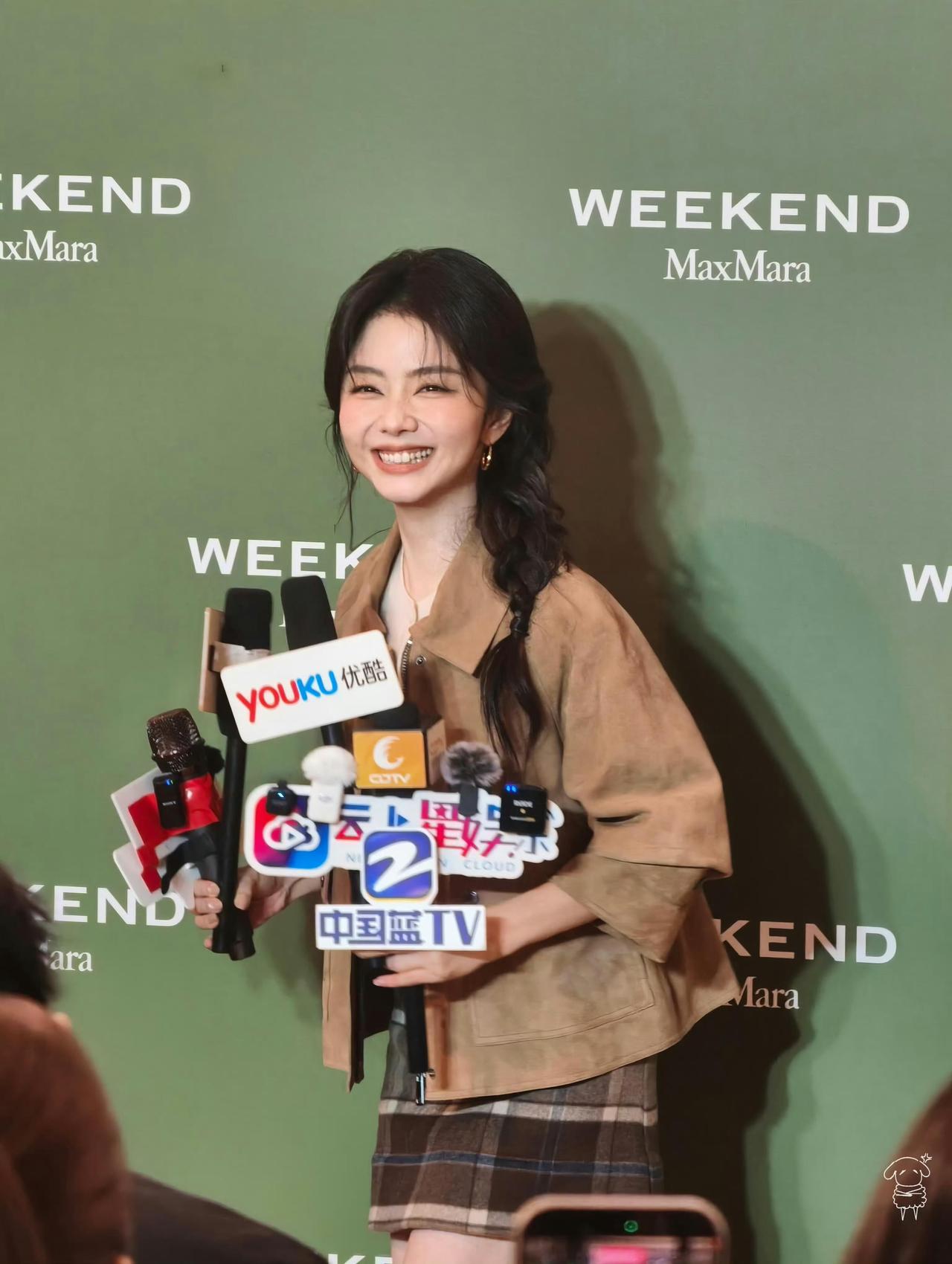 路人镜头里的谭松韵太美了吧，驼色夹克配短裙，少女感十足，哪里像30+！
整套是很