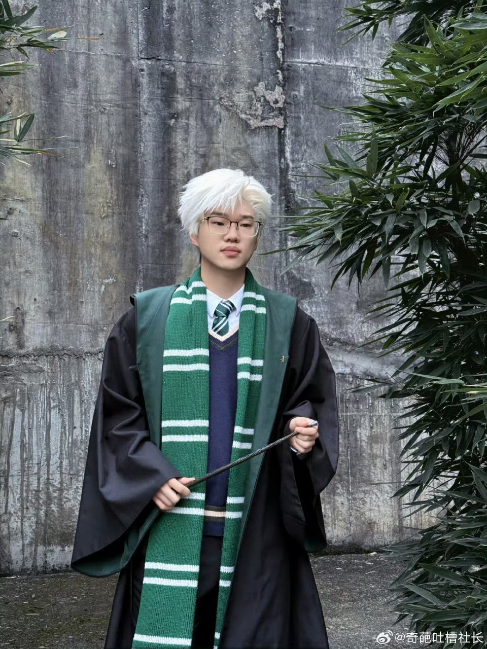 李飞白发造型李飞白发造型帅到犯规，冷感颜值搭配氛围感，安静模样直接封神，只要不说