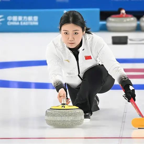 米兰冬奥会冰壶资格赛：中国混双组合豪取五连胜！

北京时间12月17日，米兰冬奥