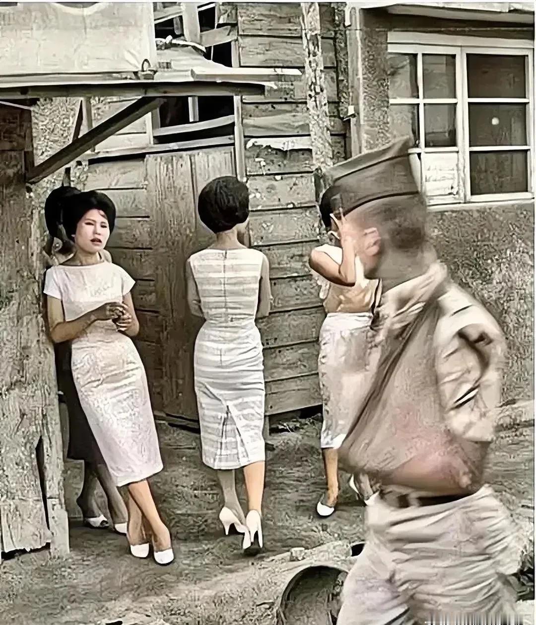 50年代，在日本街头，一个美军被慰安妇吸引住了。

上世纪五十年代，日本打完仗后