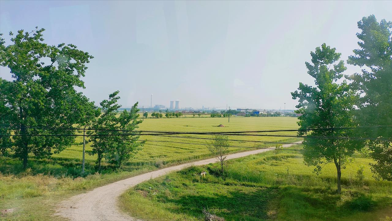 一是应考虑农民是农村集体经济组织的成员，支持农村大力发展村级集体经济，用集体经济
