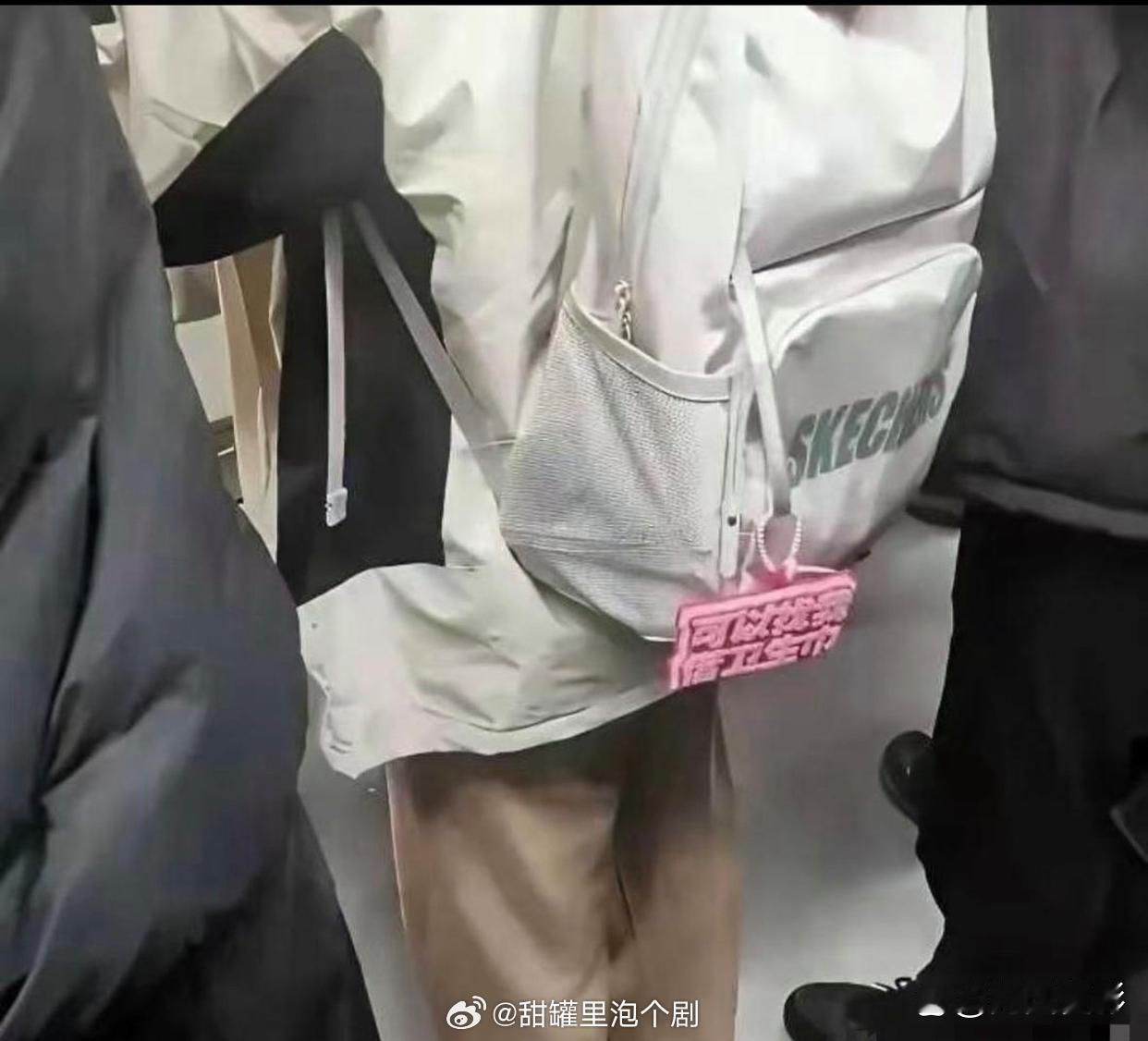 地铁上看到的，现在的小姑娘也太勇敢了！” ​​​