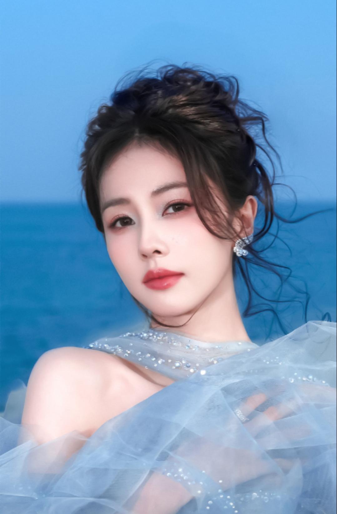 当“国民女主”四个字撞上白鹿，是实至名归，还是芒果招商的又一枚棋子？一张剪影，引