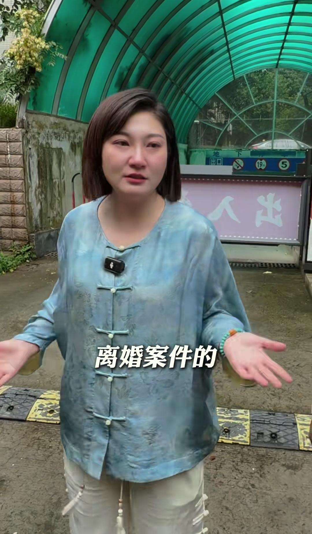 我猜到王暖暖离婚不易，
却没想到这场婚姻的收尾，
让她等了整整6年。那个从34米