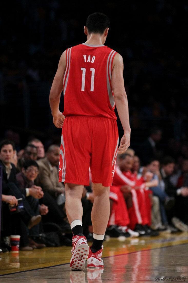 2011年夏天姚明合同到期、成为自由球员时，整个NBA都在抢他。
 
但绝大多数