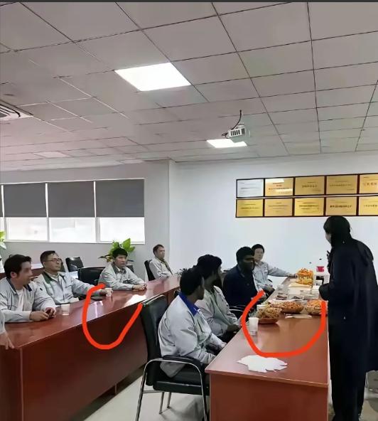 苏州，一家台资企业开会，印度员工桌面堆满吃的，中国员工桌面却空荡荡的，什么都没有