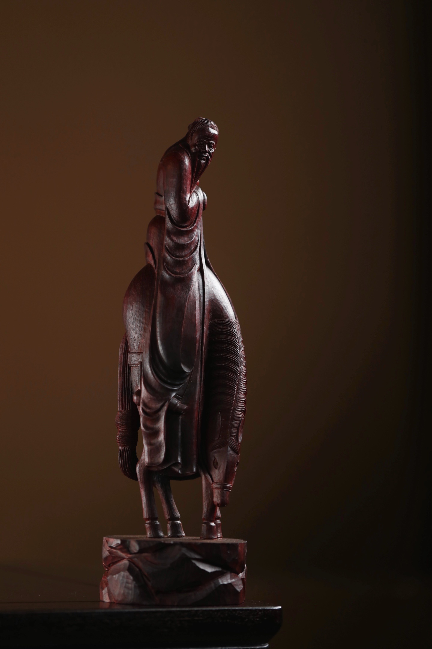 小叶紫檀  | 策马寻幽取整段良材精琢而成。作者以刀代笔，雕出高士策马徐行的幽远