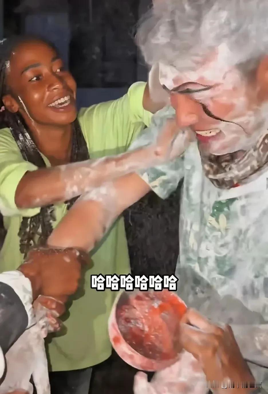 看了菲利斯在坦桑尼亚娘家给光头强举办的生日宴会，给光头强蒙眼，撒面粉，画鬼脸，甚