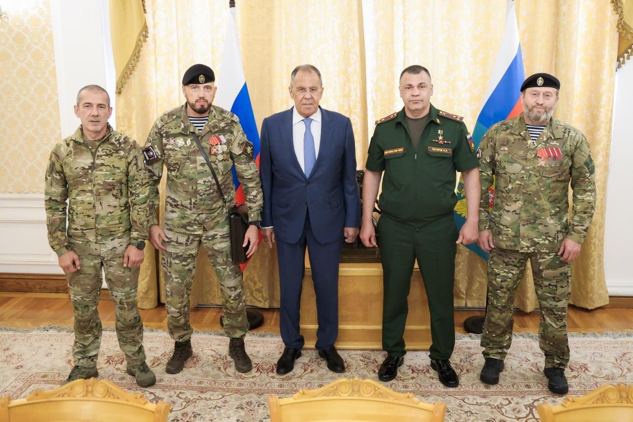 Лицо на месте 秋捷列夫勤务服造型，所以他到底是不是格鲁乌上校