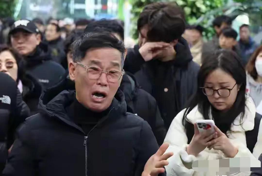 韩国一家9口在失事飞机上遇难，看到消息太压抑了，有点喘不过气来！

从老人到孩子