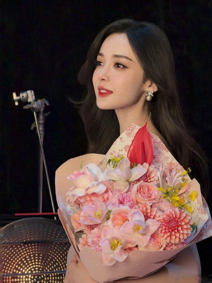 娜扎硬控妈妈朋友圈我真想说跟着娜扎姐姐送礼物绝对不会出错的，毕竟在母亲节这样的礼