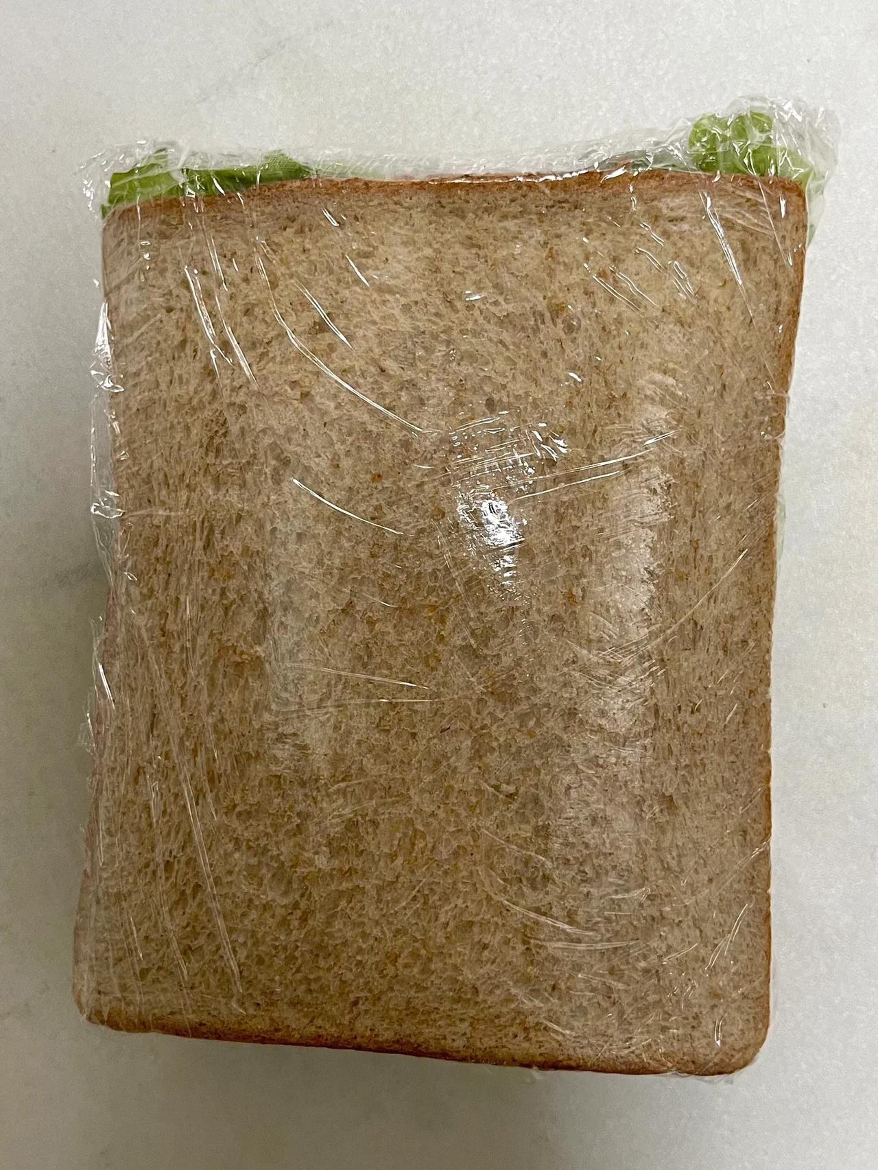 减脂期神器，姐妹们！！这个真的巨掉秤！|||巨巨巨好吃的全麦三明治！！
中午吃一